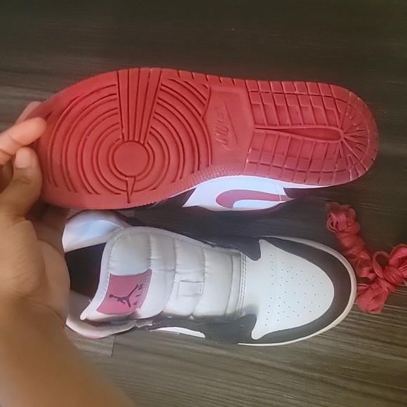 Jordan 1 Very berry low gs - Picture 3 of 5